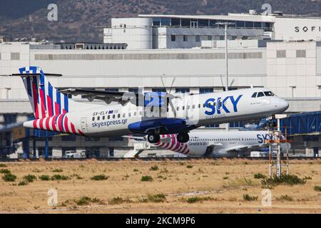 Ein neues Sky Express ATR 72-600 Turboprop-Flugzeug mit der Zulassung SX-ELV, wie es vom Internationalen Flughafen Athen ATH LGAV aus gesehen wurde. SkyExpress ist eine griechische Regionalfluggesellschaft, die kürzlich mit modernen, kraftstoffsparenden Flugzeugen wie der ATR 72-600, die mit den kurzen Start- und Landebahnen und dem Airbus A320neo ideal für die griechische Insel ist, entwickelt wurde. Am 9. Und 10. September flog dieses Flugzeug von Athen nach Dublin einen 6-stündigen Nonstop-Flug ohne Passagiere, der die offizielle Reichweite mit Passagieren übertraf. Der Passagierverkehr ist aufgrund der von Covid-19 befallen Coronavirus-Pandemie zurückgegangen Stockfoto