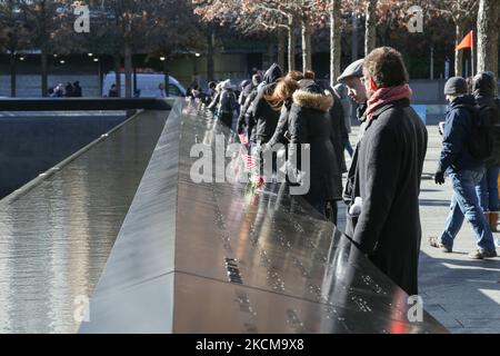 Besucher der Gedenkstätte. Der 20.. Jahrestag des Angriffs auf das World Trade Center, der am 11. September 2001, bekannt als 9/11, stattfand, ist mit der vollständigen Entfernung der US-Streitkräfte aus Afghanistan gekennzeichnet. Gedenkstätte des WTC, bekannt als Ground Zero oder The Pile nach den Anschlägen vom 11. September in Lower Manhattan in New York City, mit zwei Pools, dem North Pool und dem South Pool neben dem Memorial Park und dem Museum mit den Namen auf den Tafeln rund um den Pool. New York City, NY, USA am 25. Januar 2020 (Foto von Nicolas Economou/NurPhoto) Stockfoto