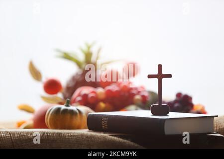 Kirche Thanksgiving Day üppige Fruchtdekoration und Hintergrund mit bibel und jesus Kreuz Stockfoto