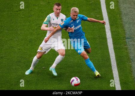 Andrey Mostovoy (R) von Zenit und Andrey Semenov von Akhmat wetteifern am 11. September 2021 in der Gazprom Arena in Sankt Petersburg, Russland, um den Ball beim Spiel der russischen Premier League zwischen FC Zenit Sankt Petersburg und FC Akhmat Grozny. (Foto von Mike Kireev/NurPhoto) Stockfoto