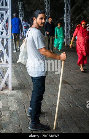 Juli 5. 2022 Katra, Jammu und Kaschmir, Indien. Ein männlicher Pilger mit einem Spazierstock auf dem Weg zum Mata Vaishno Devi Cave Temple. Stockfoto