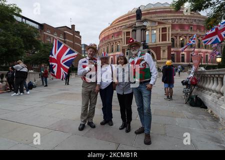 LONDON, GROSSBRITANNIEN - 11. SEPTEMBER 2021: Konzertbesucher mit Hemden mit britischen und walisischen Fahnen kommen vor der "Last Night of the Proms" am 11. September 2021 in London, England, vor der Royal Albert Hall an. (Foto von Wiktor Szymanowicz/NurPhoto) Stockfoto