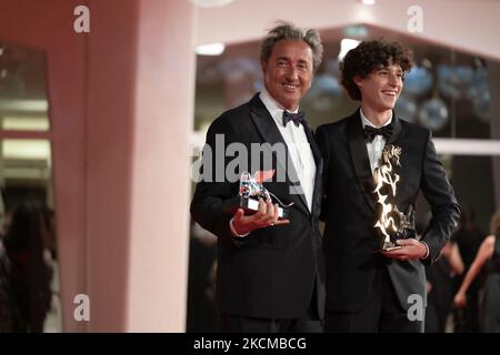 Regisseur Paolo Sorrentino und Filippo Scotti posieren mit dem Großen Preis der Jury des Silbernen Löwen und dem Marcello Mastroianni Award für den besten jungen Schauspieler für „die Hand Gottes“ beim Preisträger Fotocall während des Internationalen Filmfestivals Venedig 78. am 11. September 2021 in Venedig, Italien (Foto von Luca Carlino/NurPhoto) Stockfoto