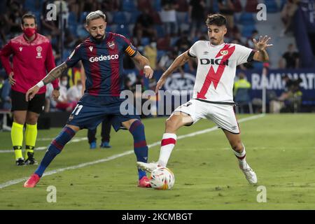 Jose Luis Morales von Levante UD (L) und Francisco Jose Garcia Torres von Rayo Vallecano während des La-Liga-Spiels zwischen Levante UD und Rayo Vallecano im Stadion Ciutat de Valencia am 11. September 2021. (Foto von Jose Miguel Fernandez/NurPhoto) Stockfoto