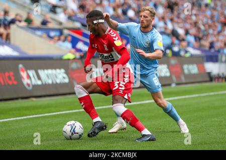 Isaiah Jones von Middlesbrough wird von Jamie Allen von Coventry City während der ersten Hälfte des Sky Bet Championship-Spiels zwischen Coventry City und Middlesbrough in der Ricoh Arena, Coventry, am Samstag, dem 11.. September 2021, herausgefordert. (Foto von John Cripps/MI News/NurPhoto) Stockfoto