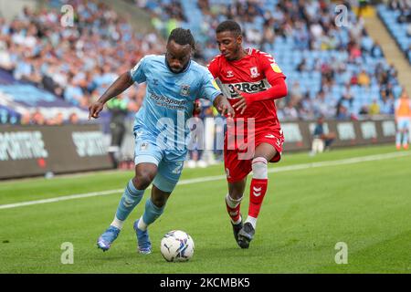 Fankaty Dabo von Coventry City wird am Samstag, dem 11.. September 2021, in der ersten Hälfte des Sky Bet Championship-Spiels zwischen Coventry City und Middlesbrough in der Ricoh Arena in Coventry von Middlesbroughs Isaiah Jones herausgefordert. (Foto von John Cripps/MI News/NurPhoto) Stockfoto