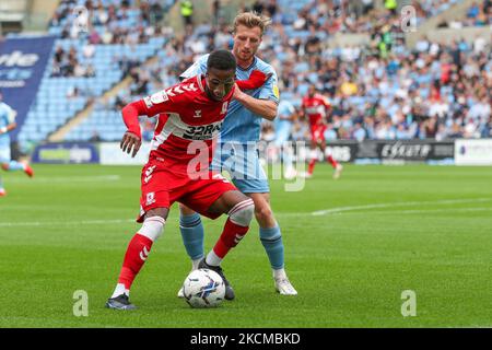 Isaiah Jones von Middlesbrough wird von Jamie Allen von Coventry City während der ersten Hälfte des Sky Bet Championship-Spiels zwischen Coventry City und Middlesbrough in der Ricoh Arena, Coventry, am Samstag, dem 11.. September 2021, herausgefordert. (Foto von John Cripps/MI News/NurPhoto) Stockfoto