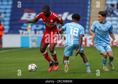 Anfernee Dijksteel von Middlesbrough tritt in der zweiten Hälfte des Sky Bet Championship-Spiels zwischen Coventry City und Middlesbrough am Samstag, dem 11.. September 2021, in der Ricoh Arena in Coventry gegen Ian Maatsen von Coventry City an. (Foto von John Cripps/MI News/NurPhoto) Stockfoto