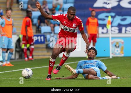 Anfernee Dijksteel von Middlesbrough wird von Ian Maatsen von Coventry City während der zweiten Hälfte des Sky Bet Championship-Spiels zwischen Coventry City und Middlesbrough in der Ricoh Arena, Coventry, am Samstag, dem 11.. September 2021, herausgefordert. (Foto von John Cripps/MI News/NurPhoto) Stockfoto