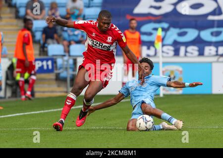 Anfernee Dijksteel von Middlesbrough wird von Ian Maatsen von Coventry City während der zweiten Hälfte des Sky Bet Championship-Spiels zwischen Coventry City und Middlesbrough in der Ricoh Arena, Coventry, am Samstag, dem 11.. September 2021, herausgefordert. (Foto von John Cripps/MI News/NurPhoto) Stockfoto