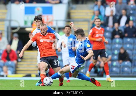 Darragh Lenihan von Blackburn Rovers, Allan Campbell von Luton Town während des Sky Bet Championship-Spiels zwischen Blackburn Rovers und Luton Town im Ewood Park am 11. September 2021 in Blackburn, England. (Foto von MI News/NurPhoto) Stockfoto