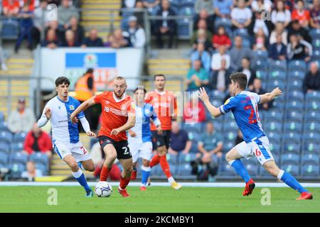 Darragh Lenihan von Blackburn Rovers, Allan Campbell von Luton Town während des Sky Bet Championship-Spiels zwischen Blackburn Rovers und Luton Town im Ewood Park am 11. September 2021 in Blackburn, England. (Foto von MI News/NurPhoto) Stockfoto