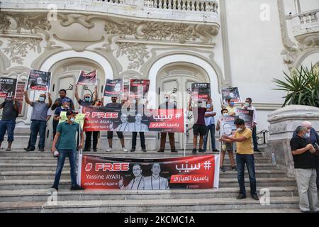 Demonstranten halten Transparente mit der Aufschrift ‘Free Yassine Ayari’ auf englisch, wie andere auf Arabisch lesen ‘Release Yassine Ayari’, während einer Demonstration, die am 11. September 2021 in Tunis, Tunesien, stattfand, um die Freilassung der unabhängigen tunesischen Abgeordneten Yassine Ayari zu fordern, Nachdem er Facebook-Beiträge veröffentlicht hatte, die dem Militär kritisch gegenüberstanden, wurde er verhaftet und zu zwei Monaten Gefängnis verurteilt, weil er im Jahr 2018 am Militärberufungsgericht wegen „Teilnahme an einem Akt zur Zerstörung der Moral der Armee“ verurteilt wurde. (Foto von Chedly Ben Ibrahim/NurPhoto) Stockfoto