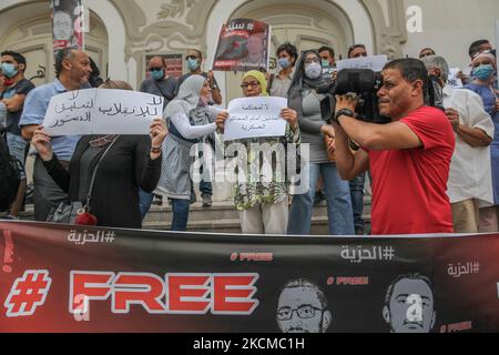 Eine Frau hält Plakate, auf denen auf Arabisch ‘Nein zum Putsch’, ‘Nein zur Aussetzung der Verfassung’ steht, während einer Demonstration, die am 11. September 2021 in Tunis, Tunesien, stattfand, um die Freilassung der unabhängigen tunesischen Abgeordneten Yassine Ayari zu fordern, Nachdem er Facebook-Beiträge veröffentlicht hatte, die dem Militär kritisch gegenüberstanden, wurde er verhaftet und zu zwei Monaten Gefängnis verurteilt, weil er im Jahr 2018 am Militärberufungsgericht wegen „Teilnahme an einem Akt zur Zerstörung der Moral der Armee“ verurteilt wurde. (Foto von Chedly Ben Ibrahim/NurPhoto) Stockfoto