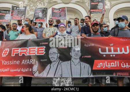 Die Demonstranten halten ein riesiges Banner mit der Aufschrift ‘Free Yassine Ayari’ und Plakate mit der Aufschrift ‘Release Yassine Ayari’ auf Arabisch, während einer Demonstration in Tunis, Tunesien, am 11. September 2021, um die Freilassung der unabhängigen tunesischen Abgeordneten Yassine Ayari zu fordern, Nachdem er Facebook-Beiträge veröffentlicht hatte, die dem Militär kritisch gegenüberstanden, wurde er verhaftet und zu zwei Monaten Gefängnis verurteilt, weil er im Jahr 2018 am Militärberufungsgericht wegen „Teilnahme an einem Akt zur Zerstörung der Moral der Armee“ verurteilt wurde. (Foto von Chedly Ben Ibrahim/NurPhoto) Stockfoto