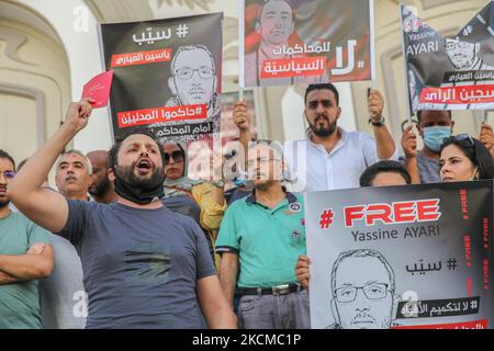 Demonstranten halten Plakate von Yassine Ayari mit der Aufschrift ‘frei Yassine Ayari, als ein Protestler während einer Demonstration in Tunis, Tunesien, am 11. September 2021, eine Kopie der tunesischen Verfassung mit Gesten und Slogans aufruft, um die Freilassung der unabhängigen tunesischen Abgeordneten Yassine Ayari zu fordern, Nachdem er Facebook-Beiträge veröffentlicht hatte, die dem Militär kritisch gegenüberstanden, wurde er verhaftet und zu zwei Monaten Gefängnis verurteilt, weil er im Jahr 2018 am Militärberufungsgericht wegen „Teilnahme an einem Akt zur Zerstörung der Moral der Armee“ verurteilt wurde. (Foto von Chedly Stockfoto