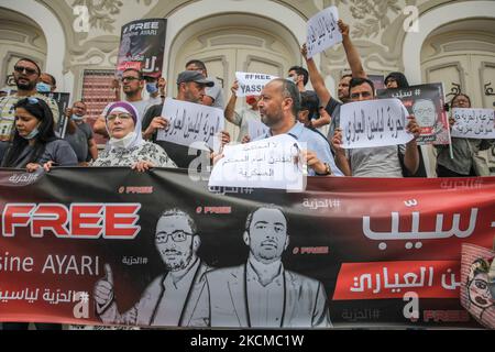 Ein Mann hält ein Plakat mit der Aufschrift ‘„Freilassung von Yassine Ayari, Nein zu den Militärprozessen gegen Zivilisten“ auf Arabisch während einer Demonstration, die am 11. September 2021 in Tunis, Tunesien, stattfand, um die Freilassung der unabhängigen tunesischen Abgeordneten Yassine Ayari zu fordern, Nachdem er Facebook-Beiträge veröffentlicht hatte, die dem Militär kritisch gegenüberstanden, wurde er verhaftet und zu zwei Monaten Gefängnis verurteilt, weil er im Jahr 2018 am Militärberufungsgericht wegen „Teilnahme an einem Akt zur Zerstörung der Moral der Armee“ verurteilt wurde. (Foto von Chedly Ben Ibrahim/NurPhoto) Stockfoto