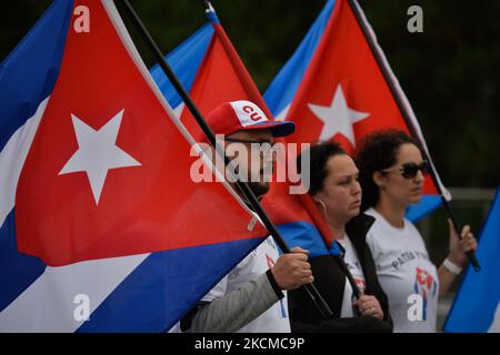 Demonstranten halten die Nationalflagge Kubas. Mitglieder der lokalen kubanischen, nicaraguanischen und venezolanischen Diaspora, Aktivisten und lokale Sympathisanten, die während der Demonstration „Freiheit für Lateinamerika“ vor dem Gebäude der Alberta Legislature gesehen wurden. Am Samstag, den 11. September 2021, in Edmonton, Alberta, Kanada. (Foto von Artur Widak/NurPhoto) Stockfoto