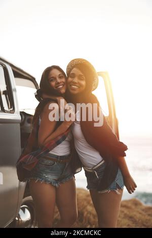 Ich brachte meine Lieblingsperson mit auf diese Reise. Zwei junge Freunde, die während ihrer Roadtrip am Strand anhalten. Stockfoto