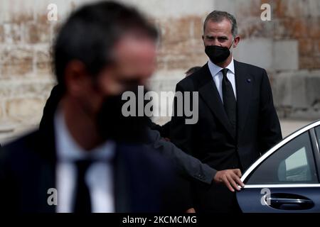 König von Spanien (C), der am 12. September 2021 im Kloster Jeronimos in Lissabon, Portugal, nach der Trauerfeier des verstorbenen ehemaligen portugiesischen Präsidenten Jorge Sampaio aufbricht. Tausende haben heute, den zweiten von drei Tagen nationaler Trauer, Jorge Sampaio ihren Respekt gezollt, der von 1996 bis 2006 Präsident war und am 10. September im Alter von 81 Jahren starb. (Foto von Pedro FiÃºza/NurPhoto) Stockfoto