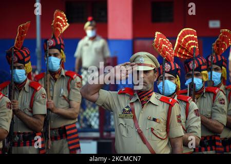 SRINAGAR, KASCHMIR, INDIEN-SEPTEMBER 12: Indische Polizisten zollen dem gefallenen Kameraden während der Kranzniederlegung am 12. September 2021 in Srinagar, Kaschmir, Tribut.mutmaßliche Militante griffen eine Polizeipartei im Khanyar von Srinagar an, bei der der Unterinspektor Arshid Ashraf mir kritische Verletzungen erlitt, der später in einem Krankenhaus Verletzungen erlag, sagten Beamte. (Foto von Faisal Khan/NurPhoto) Stockfoto