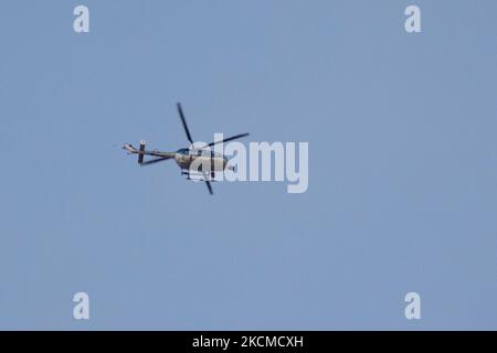 Der Polizeihubschrauber fliegt über die Stadt. Während der Eröffnungszeremonie der Internationalen Messe von Thessaloniki mit der Rede des Premierministers Kyriakos Mitsotakis fanden vor dem Rathaus von Thessaloniki Gefalle zwischen Demonstranten gegen Zwangsimpfungen und der Polizei statt. Griechenland hat eine obligatorische Impfung für Menschen, die im öffentlichen Gesundheitswesen arbeiten. Mehrere Proteste und Demonstrationen fanden in Thessaloniki statt, wobei das Stadtzentrum gesperrt war. Von Seiten der Polizei gab es einen Hubschrauber, der die Situation mit starker Gewalt überwachte, Tränengas-Chemikalien waren U Stockfoto