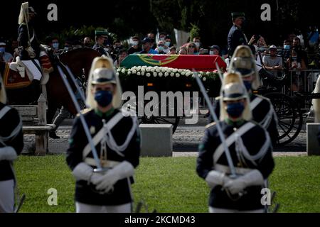 Am 12. September 2021 kommt eine Pferdekutsche mit dem Sarg des verstorbenen ehemaligen portugiesischen Präsidenten Jorge Sampaio zu seiner Trauerfeier im Kloster Jeronimos in Lissabon, Portugal, an. Tausende haben heute, den zweiten von drei Tagen nationaler Trauer, Jorge Sampaio ihren Respekt gezollt, der von 1996 bis 2006 Präsident war und am 10. September im Alter von 81 Jahren starb. (Foto von Pedro FiÃºza/NurPhoto) Stockfoto