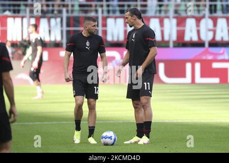 Zlatan Ibrahimovic (R) vom AC Mailand und Ante Rebic (L) sprechen vor dem Spiel der Serie A zwischen AC Mailand und SS Lazio im Stadio Giuseppe Meazza am 12. September 2021 in Mailand, Italien. (Foto von Giuseppe Cottini/NurPhoto) Stockfoto