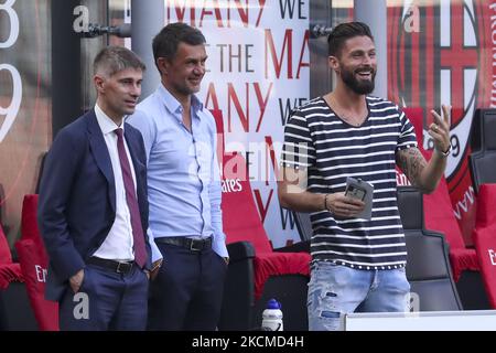 Federico Massara (L) AC Milan Director of Sport, Paolo Maldini (C) AC Milan First Team Technical Director und Olivier Giroud (R) sprechen während des Serie-A-Spiels zwischen AC Mailand und SS Lazio im Stadio Giuseppe Meazza am 12. September 2021 in Mailand, Italien. (Foto von Giuseppe Cottini/NurPhoto) Stockfoto