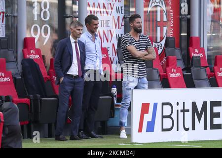 Federico Massara (L) AC Milan Director of Sport, Paolo Maldini (C) AC Milan First Team Technical Director und Olivier Giroud (R) sprechen während des Serie-A-Spiels zwischen AC Mailand und SS Lazio im Stadio Giuseppe Meazza am 12. September 2021 in Mailand, Italien. (Foto von Giuseppe Cottini/NurPhoto) Stockfoto