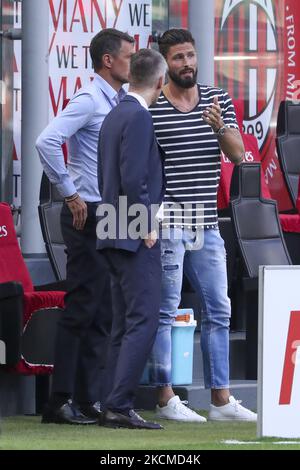 Federico Massara (C) AC Milan Director of Sport, Paolo Maldini (L) AC Milan First Team Technical Director und Olivier Giroud (R) sprechen während des Serie-A-Spiels zwischen AC Mailand und SS Lazio im Stadio Giuseppe Meazza am 12. September 2021 in Mailand, Italien. (Foto von Giuseppe Cottini/NurPhoto) Stockfoto