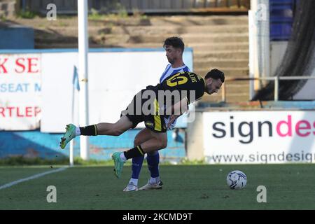 Aaron Collins von Bristol Rovers geht nach einer Herausforderung von Neill Byrne von Hartlepool United während des Spiels der Sky Bet League 2 zwischen Hartlepool United und Bristol Rovers am 11.. September 2021 im Victoria Park, Hartlepool, Großbritannien, unter. (Foto von Mark Fletcher/MI News/NurPhoto) Stockfoto