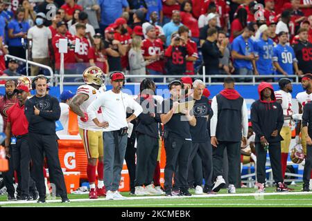 Kyle Shanahan, Cheftrainer von San Francisco 49ers, verfolgt das Spiel während der zweiten Hälfte eines NFL-Fußballspiels gegen die Detroit Lions in Detroit, Michigan, USA, am Sonntag, 12. September 2021. (Foto von Jorge Lemus/NurPhoto) Stockfoto