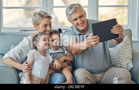 Familie, Großeltern und Kinder nehmen ein Tablet-Selfie von glücklicher Familienbindung, Zweisamkeit und viel Spaß an der Zeit. Liebe, Erinnerung Foto und Glück von Stockfoto