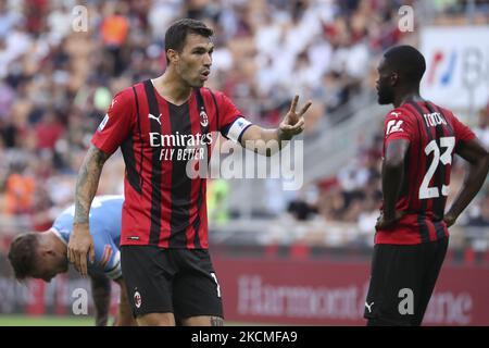 Alessio Romagnoli (L) vom AC Mailand und Fikayo Tomori (R) sprechen während der Serie A Spiel zwischen AC Mailand und SS Lazio im Stadio Giuseppe Meazza am 12. September 2021 in Mailand, Italien. (Foto von Giuseppe Cottini/NurPhoto) Stockfoto