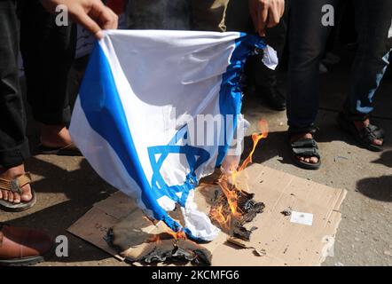 Palästinenser verbrennen am 13. September 2021 bei einer Kundgebung neben dem Gebäude des Roten Kreuzes in Gaza-Stadt eine israelische Flagge zur Unterstützung von mehr als tausend Gefangenen, die sich in israelischen Gefängnissen befinden. (Foto von Majdi Fathi/NurPhoto) Stockfoto