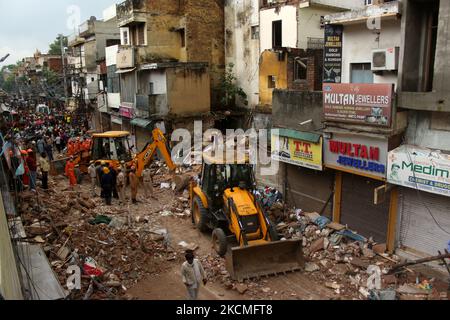 Rettungskräfte entfernen Trümmer, um nach Überlebenden zu suchen, nachdem am 13. September 2021 ein vierstöckiges Gebäude in der Nähe des Subzi Mandi-Gebiets in Neu-Delhi, Indien, eingestürzt war. (Foto von Mayank Makhija/NurPhoto) Stockfoto