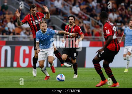 Ciro Immobil (SS Latium) behindert durch Alessio Romagnoli (AC Mailand) während des Spiels der italienischen Fußballserie A AC Mailand gegen SS Lazio am 12. September 2021 im San Siro Stadion in Mailand, Italien (Foto: Francesco Scaccianoce/LiveMedia/NurPhoto) Stockfoto