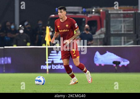 Roger Ibanez von AS Roma in Aktion während der Italienischen Fußball-Liga Ein Spiel von 2021/2022 zwischen AS Roma und US Sassuolo im Olimpic Stadium in Rom. (Foto von Fabrizio Corragetti/LiveMedia/NurPhoto) Stockfoto