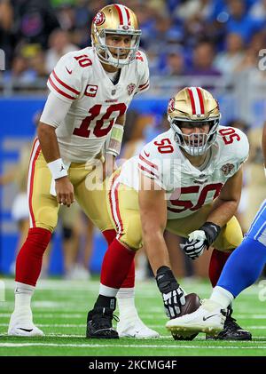 San Francisco 49ers Center Alex Mack (50) und San Francisco 49ers Quarterback Jimmy Garoppolo (10) stellen sich vor einem Spiel während eines NFL-Fußballspiels zwischen den Detroit Lions und dem San Francisco 49ers in Detroit, Michigan, USA, am Sonntag, 12. September 2021, auf. (Foto von Amy Lemus/NurPhoto) Stockfoto