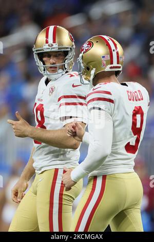 Der 49ers-Spieler von San Francisco, Mitch Wishnowsky (18) und der 49ers-Kicker von San Francisco, Robbie Gould (9), gehen nach einem 49ers-Punkte-Spiel während eines NFL-Fußballspiels zwischen den Detroit Lions und den San Francisco 49ers in Detroit, Michigan, USA, am Sonntag, den 12. September 2021 vom Spielfeld. (Foto von Amy Lemus/NurPhoto) Stockfoto