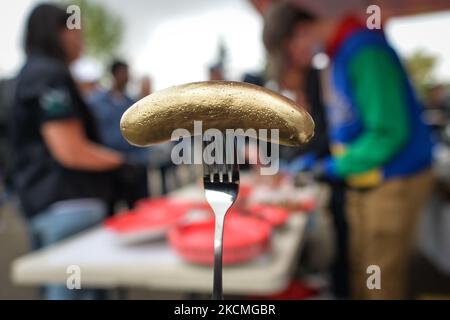 Details der Trophäe, gesponsert von Alberta Pork, erwartet den Gewinner des „Bangers and Beer“ YEG Sausage Battle“, einer Spendenaktion für die World Butcher Challenge 2022. Nächstes Jahr wird das allererste Team Canada an der World Butcher Challenge in Sacramento teilnehmen, einer mächtigen Schlacht von 16 Teams aus der ganzen Welt, die auch als Olympische Fleischspiele bekannt ist. Edmonton hat zwei konkurrierende Mitglieder im Team Canada, Elyse Chatterton und Corey Meyer. Das gesamte Geld, das aus dieser Veranstaltung gesammelt wird, wird für Schulungen, Reisen und Übungen für das Team verwendet. Am Samstag, den 11. September 2021, im Sherwood Park, Alberta, C Stockfoto