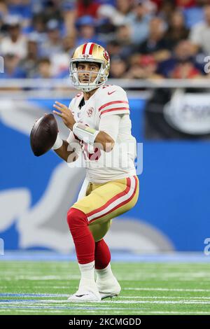 San Francisco 49ers Quarterback Jimmy Garoppolo (10) bereitet sich darauf vor, den Ball während eines NFL-Fußballspiels zwischen den Detroit Lions und dem San Francisco 49ers in Detroit, Michigan, USA, am Sonntag, 12. September 2021, zu werfen. (Foto von Amy Lemus/NurPhoto) Stockfoto