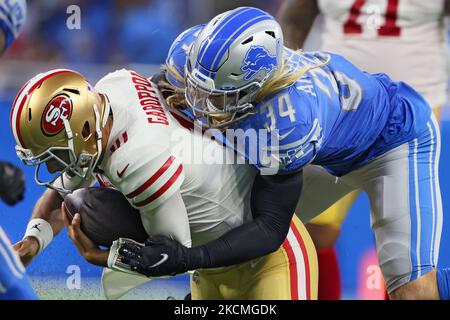 Jimmy Garoppolo (10) aus dem San Francisco Quarterback 49ers wird am Sonntag, den 12. September 2021, von dem Mittellinebacker der Detroit Lions, Alex Anzalone (34), während eines NFL-Fußballspiels zwischen den Detroit Lions und den San Francisco 49ers in Detroit, Michigan, USA, entlassen. (Foto von Amy Lemus/NurPhoto) Stockfoto