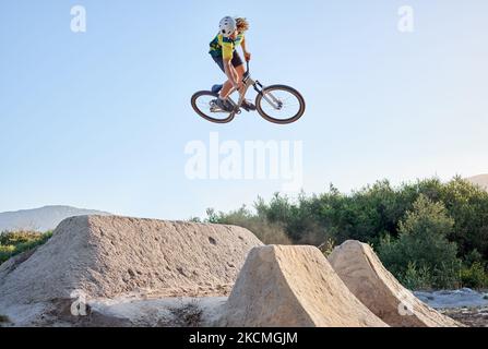 Natur, Fahrrad und Radsport springen Stunt auf Felsen Rampe mit Fitness, Training und Bewegung Mann. Sportler, Fahrrad- und Sporttraining in Kanada mit Stockfoto