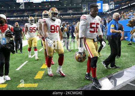 San Francisco 49ers Spieler kehren nach Aufwärmungen während eines NFL-Fußballspiels gegen die Detroit Lions in Detroit, Michigan, USA, am Sonntag, dem 12. September 2021, in die Umkleidekabine zurück. (Foto von Jorge Lemus/NurPhoto) Stockfoto