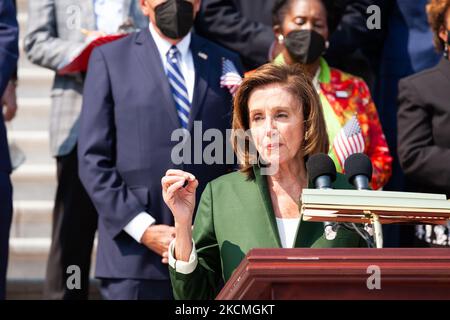 Die Sprecherin des Hauses, Nancy Pelosi, Demokratin von Kalifornien, gibt während einer Zeremonie auf der Capitol Steps Remakrs aus, um an die Opfer der Anschläge vom 11.. September zu erinnern. (Foto von Allison Bailey/NurPhoto) Stockfoto