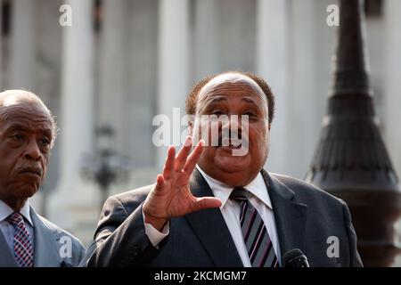 Die Führer der Wahlrechte, Rev. Al Sharpton, Arndrea Watters King und Martin Luther King III, halten eine Pressekonferenz ab, nachdem sich der Minderheitsführer des Senats, Mitch McConnell (R-KY), weigerte, ihren Brief anzunehmen. Sie forderten den Schutz des Bundes für das Wahlrecht, da viele Gesetzgeber der Bundesstaaten neue Beschränkungen für die Stimmabgabe eingeführt haben und insbesondere für den Kongress, den John Lewis Voting Rights Advancement Act zu verabschieden. Sie trafen sich früher am Tag mit dem Mehrheitsführer des Senats, Chuck Schumer (D-NY). (Foto von Allison Bailey/NurPhoto) Stockfoto