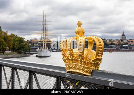 Vergoldete Krone auf der Skeppsholmsbron- oder Skeppsholm-Brücke in Stockholm, Schweden Stockfoto