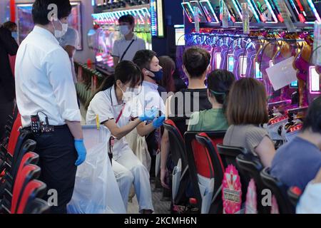 Ein Anwohner erhält die erste Dosis des Impfstoffs gegen das Moderna-Coronavirus in einem ruhigen Pachinko-Salon, der am 14. September 2021 in Osaka, Japan, seinen Saal als Impfstätte anbietet. Die japanische Regierung gab am Montag bekannt, dass 50,9 Prozent der japanischen Bevölkerung vollständig geimpft wurden, während 63 Prozent nun eine erste Impfung mit COVID-19 erhalten haben. Mehr als die Hälfte der Menschen unter 65 Jahren hat ihre ersten Dosen nicht erhalten. Japan befindet sich in der fünften Pandemiewelle und seine neun Präfekturen befinden sich im Ausnahmezustand. (Foto von Jinhee Lee/NurPhoto) Stockfoto